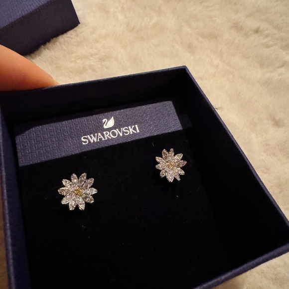 SWAROVSKI Eternal Flower stud earrings
Flower, Yellow, Mixed metal finish - Picture 7 of 9